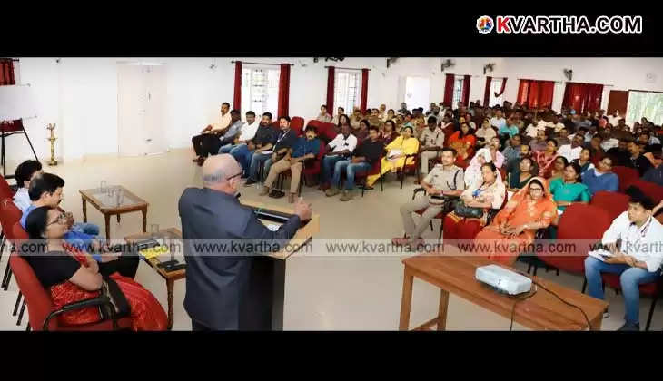  Dr. A. Abdul Hakim addressing RTI workshop in Kerala, Kasaragod