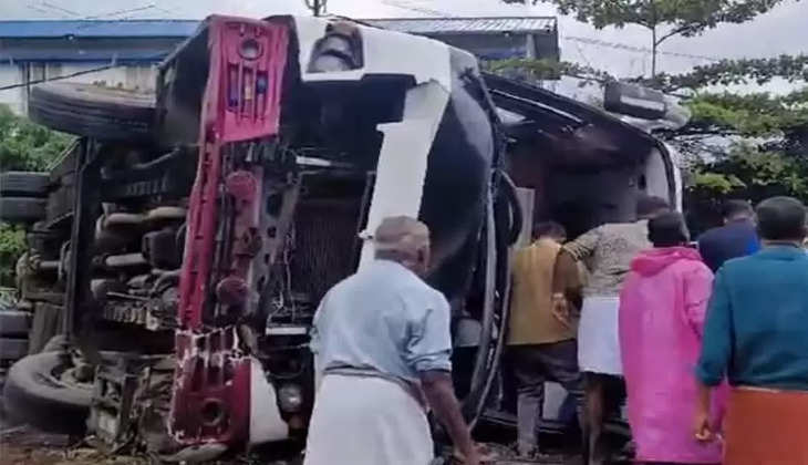 Kochi: Bike rider died in Kallada bus overturned accident, Kochi, Kallada, Road, Injured, Passengers, Hospital, Treatment 