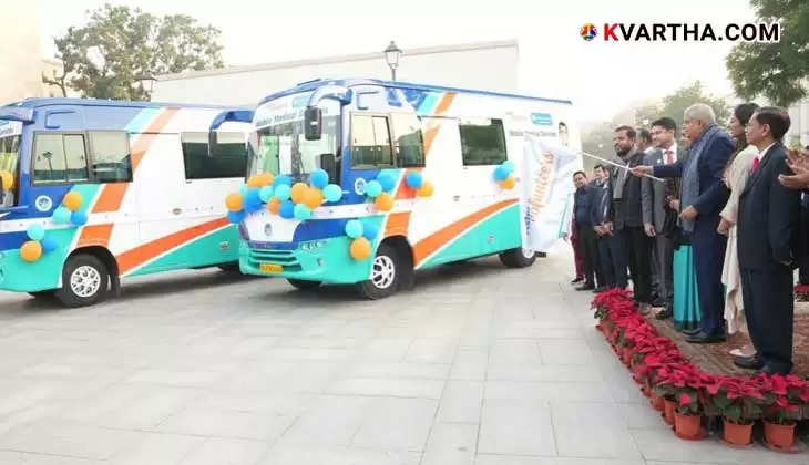 Vice President Jagdeep Dhankhar flagging off Aster Volunteers' 50th mobile medical clinic.