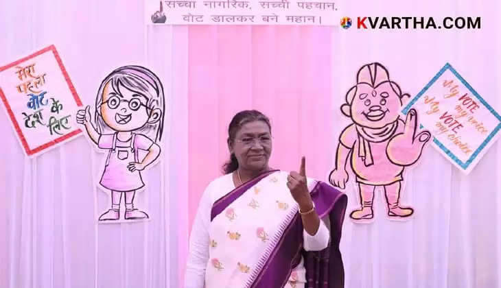 President Droupadi Murmu voting in Delhi