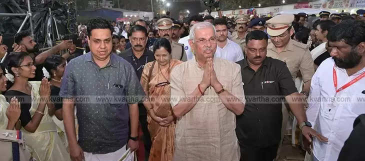 Governor Arlekar at Ponnithankam, Kerala cultural festival, Wall climbing