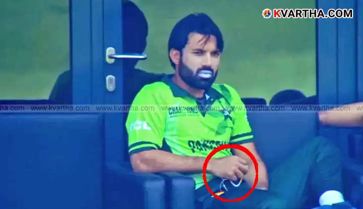 Mohammad Rizwan using prayer beads during the India vs Pakistan cricket match.