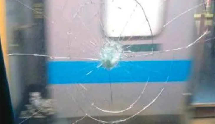 Train, stone pelting, vandalism, Netravati Express, Payyannur, Kerala, railway, police, mental health