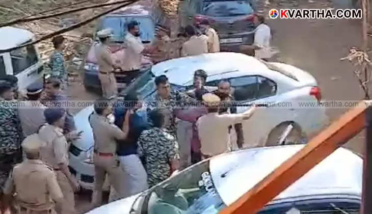 Youth Congress workers showing black flags to the forest minister's vehicle in Kannur.