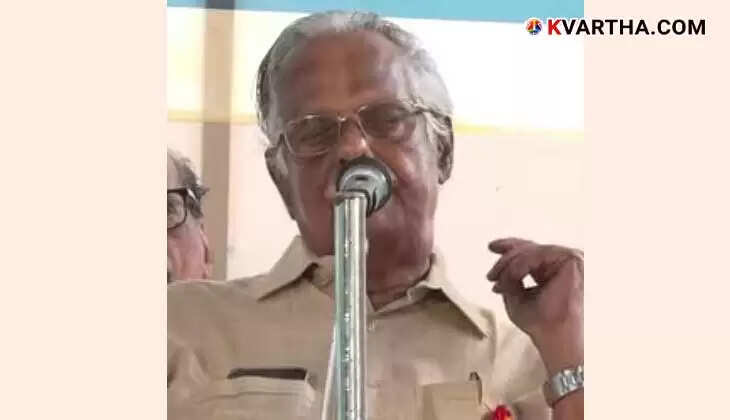  T. Padmanabhan addressing the writers' gathering during the debate on writer’s duty, Kannur.